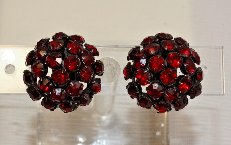 F20 VINTAGE ROUND DOMED RHINESTONE CLIP-ON EARRINGS BLOOD RED STONES UNSIGNED