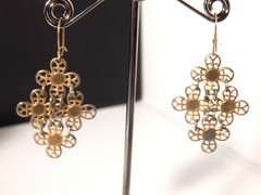 Vintage Boho Daisy Dangle Earrings Gold Tone Pierced wire Hippie Mod 2″ NICE