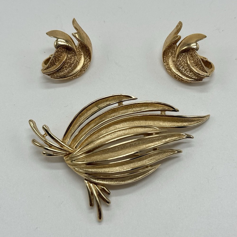 Trifari Mid Century Abstract Brooch Earrings Set Gold Tone Crown Trifari Mark