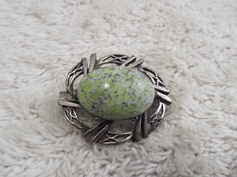 Silvertone Green Speckled Glass Stone Pin (A26)