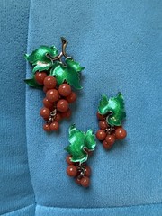 VINTAGE ENAMEL & POURED GLASS GRAPE DROP BROOCH & EARRINGS