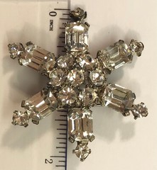 WEISS Vintage Snowflake Pin 2″ Diameter, Secure Clasp, 1 Stone Missing