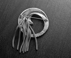 Vintage 1960s Modernist Silver Tone Circle Leaf Tassel Brooch Pin