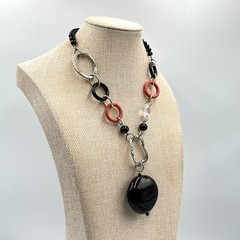 VTG Retro Bold Red & Black Beaded Geometric Pendant Necklace – Silver Tone Arty