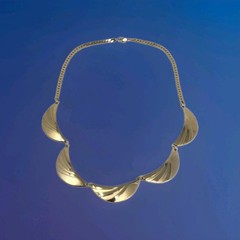 Vintage Gold Tone Scalloped Link Necklace Herringbone Chain 17 Inches Unsigned