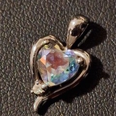 Vintage Uncas 10K White Gold Heart Pendant – Iridescent Aurora Borealis Crystal