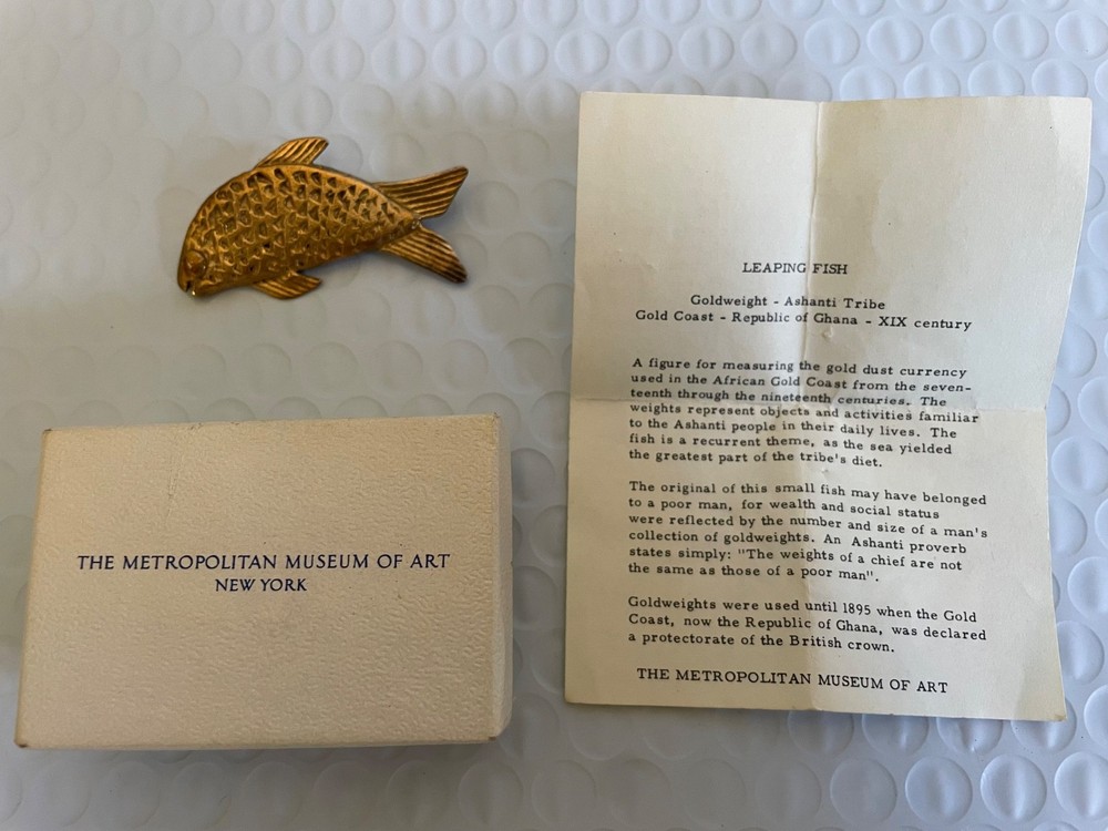 VINTAGE SIGNED METROPOLITAN MUSEUM OF ART LEAPING FISH BROOCH / INFO SHEET & BOX