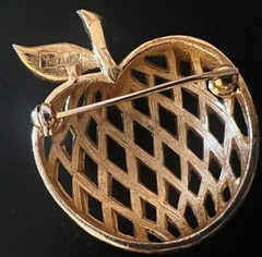 Vintage Crown Trifari 3D Apple Brooch Pin open woven Gold tone 1955-1969