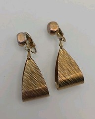 Vintage Brushed Gold Tone Modernist Teardrop Dangle Clip On Earrings