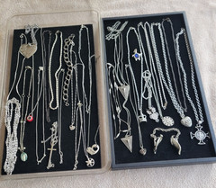 #21 VINTAGE LOT OF 28 pcs. OF MIXED JEWLERY NECKLACES ETC. FROM A LOCAL ESTATE