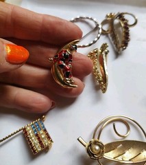 Odd Lot Of 14 Brooches Unbranded Some Vintage