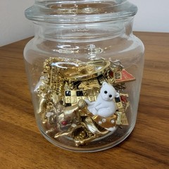Lot of 28 NOS Mystery Brooches Danecraft AJC Unbranded Gold & Silver Tone