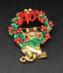 AJC Christmas Wreath Cat Hanging Brooch Pin