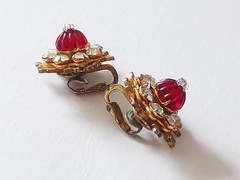 MIRIAM HASKELL 40′ HORSESHOE 2-PC BLOOD RED CÔTELÉ & NUGGET BEAD ICE R/S ACCENTS