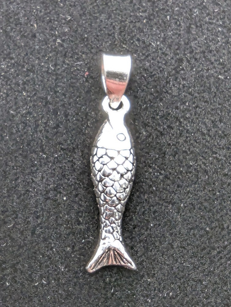 925 Sterling Silver Fish Pendant / Charm. Weighs 1.1 Grams. 1.13″ Long.