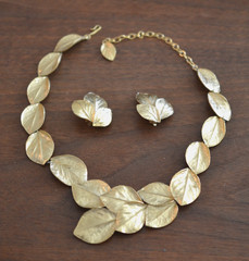 TRIFARI Necklace Clip Earring Set LEAF LEAVES Brush Gold Tone Vintage 19 in. Vtg
