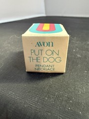 Vintage AVON 1975 Put On The Dog HOT DOG in Bun Pendant Charm Chain Necklace NIB