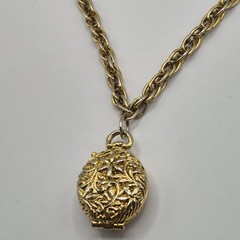 Vtg Gold Tone Embossed Locket Pendant Necklace Ornate Floral/Flower Leaves Chain
