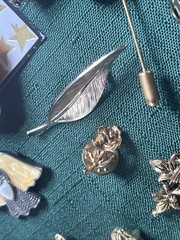 Brooch and pin lot Stickpin Brooches Gold Silver Tone Metal Mixed Materials Vtg