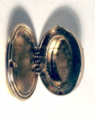Vintage Cameo Brooch when open has 1/4 inch deep pan to hold whatever is dear.