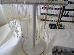 8# Vintage-Now 217pc Costume Jewelry Necklace Earrings Pins Bracelets Lot (Bb17