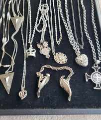 #21 VINTAGE LOT OF 28 pcs. OF MIXED JEWLERY NECKLACES ETC. FROM A LOCAL ESTATE