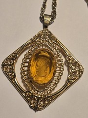 Vintage Mid-Century Amber Glass Cameo Large 2.75″ Pendant Gold 23″ Rope Chain
