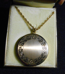 Vintage LeStage 1/20 12kGF Photo Locket Pendant Etched Wreath 20″Chain & Box