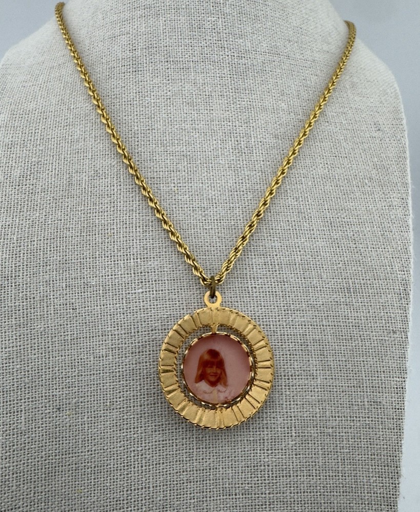 Vintage 70’s Photo Locket Holder Double Sided Spinner Pendant Necklace Gold 24″
