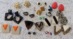 HUGE LOT OF VINTAGE ENAMEL, PLASTIC MOD PIERCED EARRINGS GREAT VARIETY