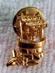 Vintage Small Goldtoned Wishing Well Lapel Hat Pin