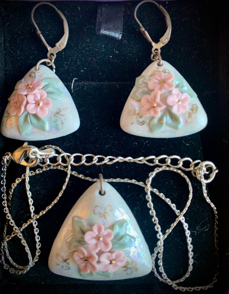 Vintage Enamel Daisy Flowers Necklace Pendant & Earring Set Made in USSR