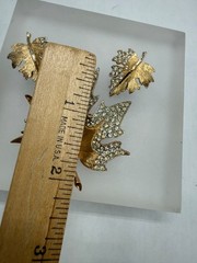 VINTAGE GOLD TONE PAVE CRYSTAL TEXTURED MAPLE LEAF BROOCH EARRINGS SET SIGNED