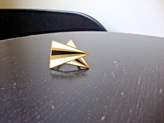 Vtg Samuel Huang Designer Cloisonne Triangles White & Black Gold Tone Scarf Clip