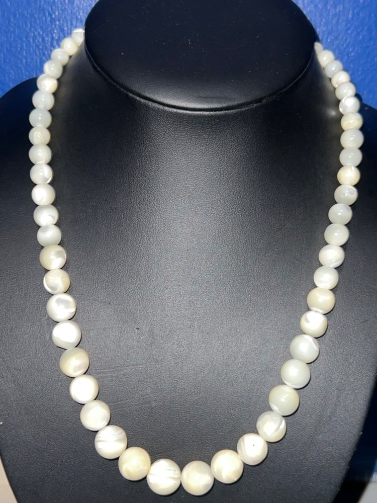 Vintage Round Iridescent Mother of Pearl Graduated Bead Necklace