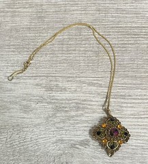 Beautiful Vintage Edlee Pendant w/ 17” Gold Necklace Chain 4A