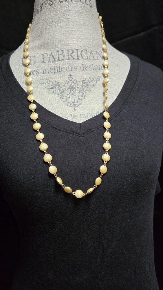 Vintage Avon Pretty Creamy Beige Gold Tone necklace