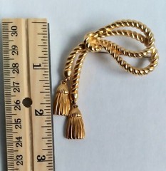 Vintage Knotted Cable Rope Double Dangle Tassel Charms Gold Tone Brooch Unsigned