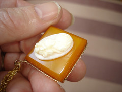 Vintage 1 In. Butterscotch BAKELITE Shell CAMEO Pendant Gold Tone Chain Necklace