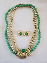 Vtg Gold Jade Glass Faux Pearl Green Mogul 3 Strand Necklace Earrings Set