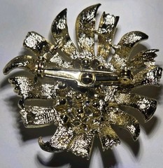 Vintage Gold Tone Flower Brooch Pin Green Round Rhinestones Flowers & Plants