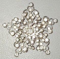 Vintage 5-Point Star Snowflake Sparkling Rhinestone Brooch / Pin, 2.25″ Diameter
