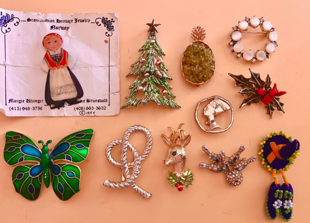vintage brooch lot 9 brooches, one necklace pendant signed lot