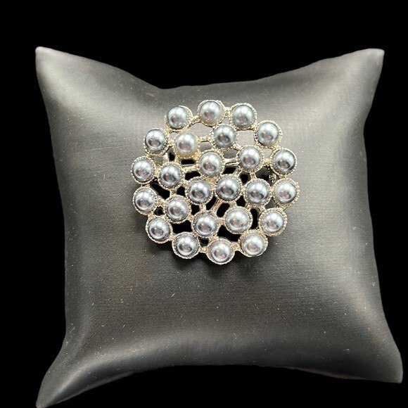 Vintage Brooch Gray Imitation Pearl Round Silver Tone Base Metal Costume Jewelry