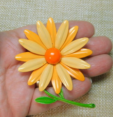 CLASSIC VINTAGE ORANGE / PEACH ENAMEL FLOWER DAISY METAL BROOCH ✨