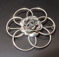 Vintage Mid Century Sterling Silver Interlocking Loop Wire 3D Rose Flower Brooch