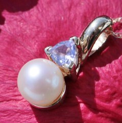 14k yellow gold pendant 6.7mm Akoya cultured pearl 0.24ct tanzanite 1.75g