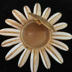 Vintage Signed AVON 1970’s Gold Tone Enamel Daisy Perfume Locket Brooch