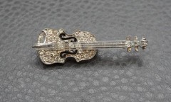 Vintage Pavé Crystal Rhinestone Enamel Violin Music Instrument Brooch Pin
