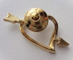 VINTAGE AVON PIN HEART AND ARROW DESIGN GOLD TONE METAL PUSH-ON BACK